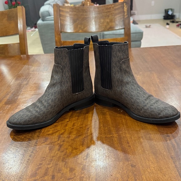 Michael Kors MK Monogram Chelsea Boots - Picture 4 of 12